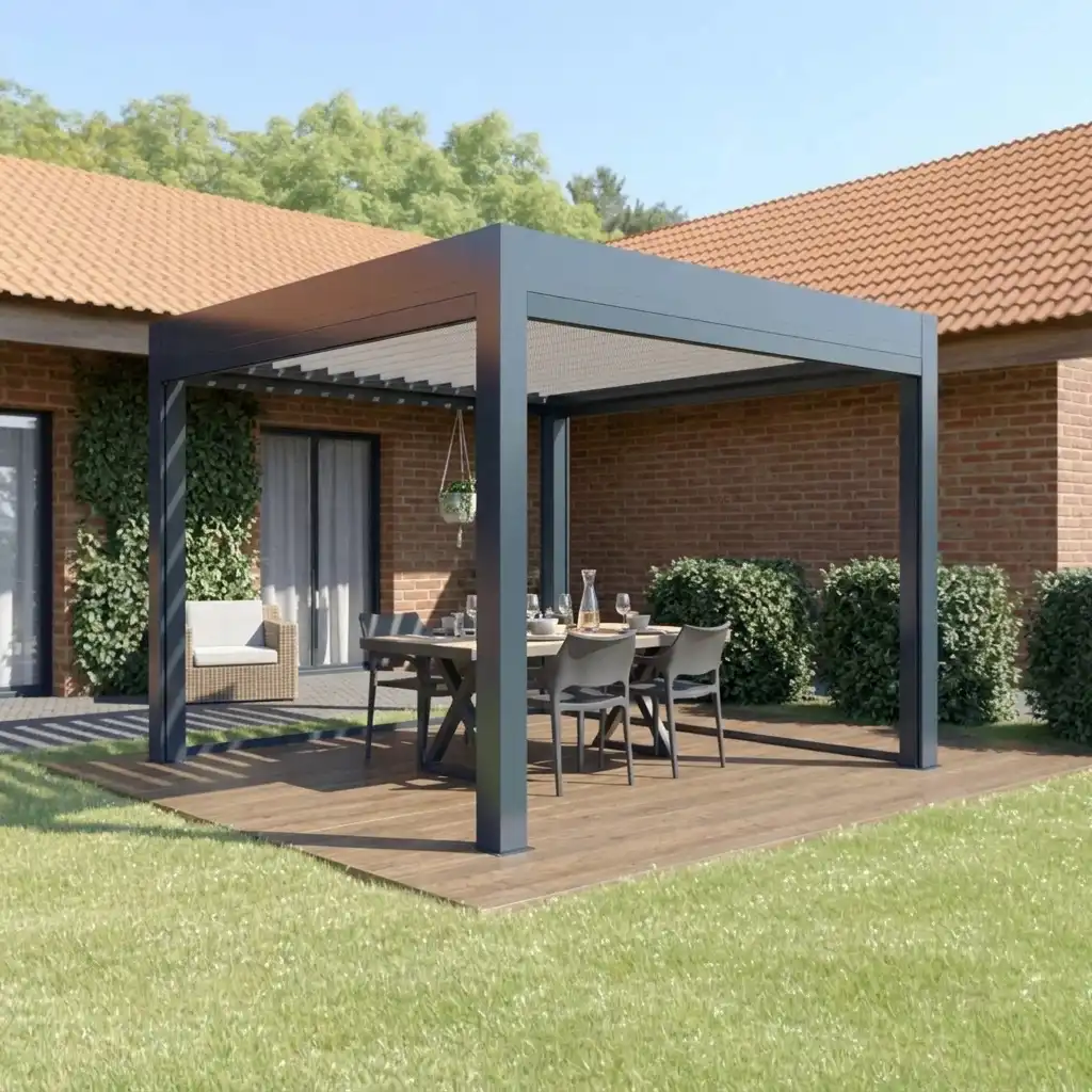 Pérgola bioclimática de aluminio con lamas orientables sobre un jardín