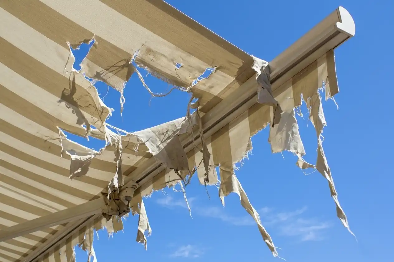 Lona de toldo a rayas con una costura reparada
